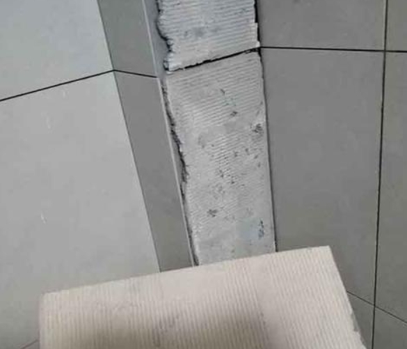 和政瓷砖空鼓维修公司分享下厨房瓷砖脱落的补救措施。